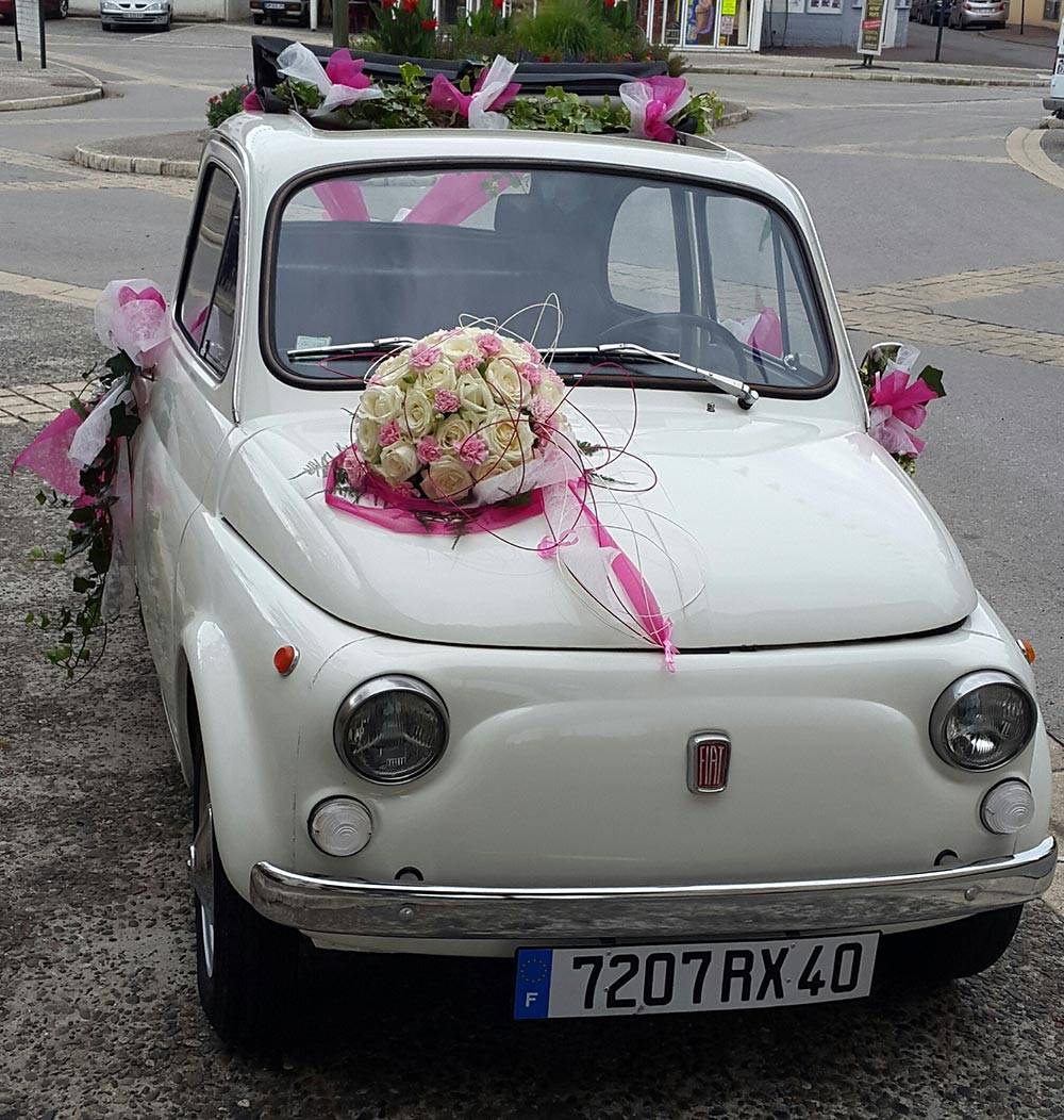 composition floral sur ancien voiture